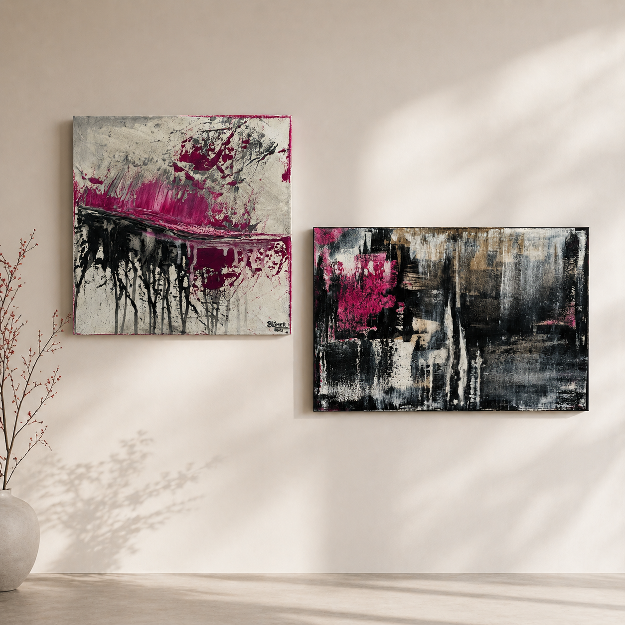 Zwei moderne abstrakte Acrylbilder in Schwarz, Weiß und Pink minimalistisch an einer hellen Wand arrangiert – stilvolle Wandkunst für moderne Wohnräume