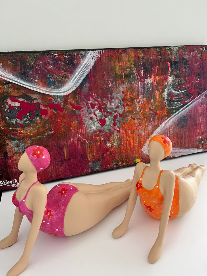 Figur mit Badeanzug in Pink oder Orange