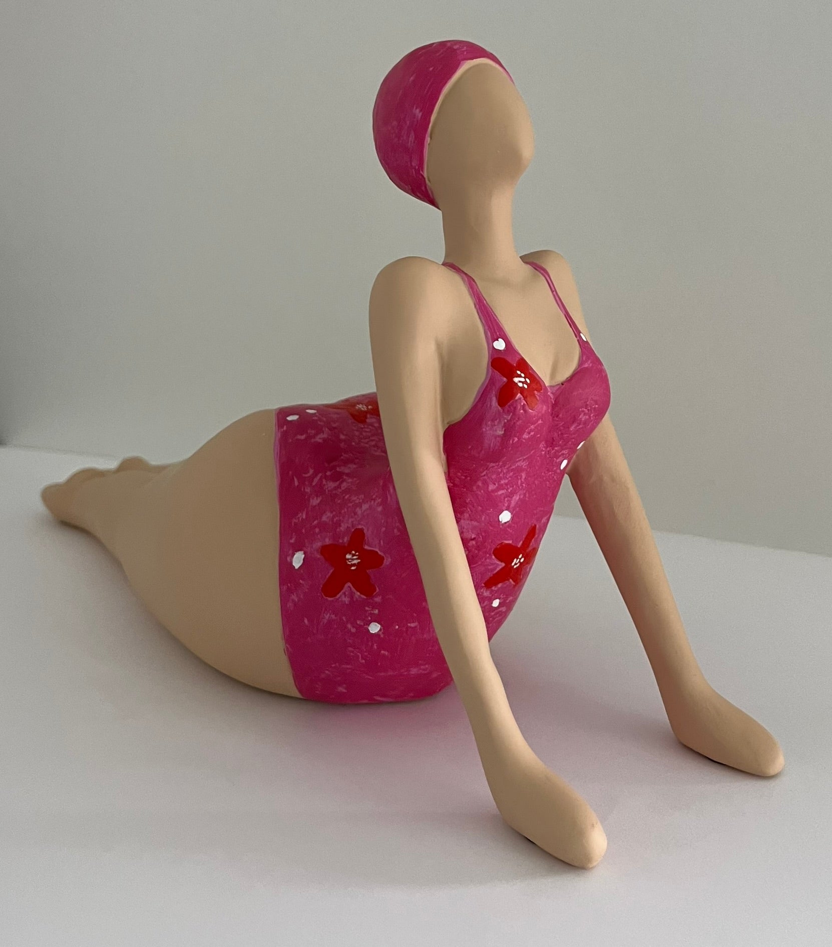 Figur mit Badeanzug in Pink oder Orange