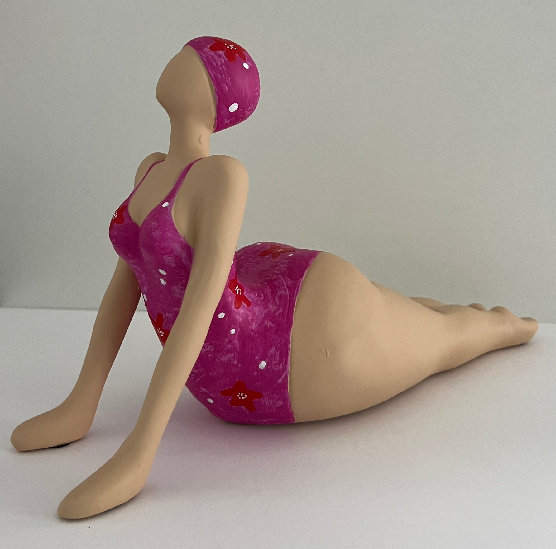 Figur mit Badeanzug in Pink oder Orange