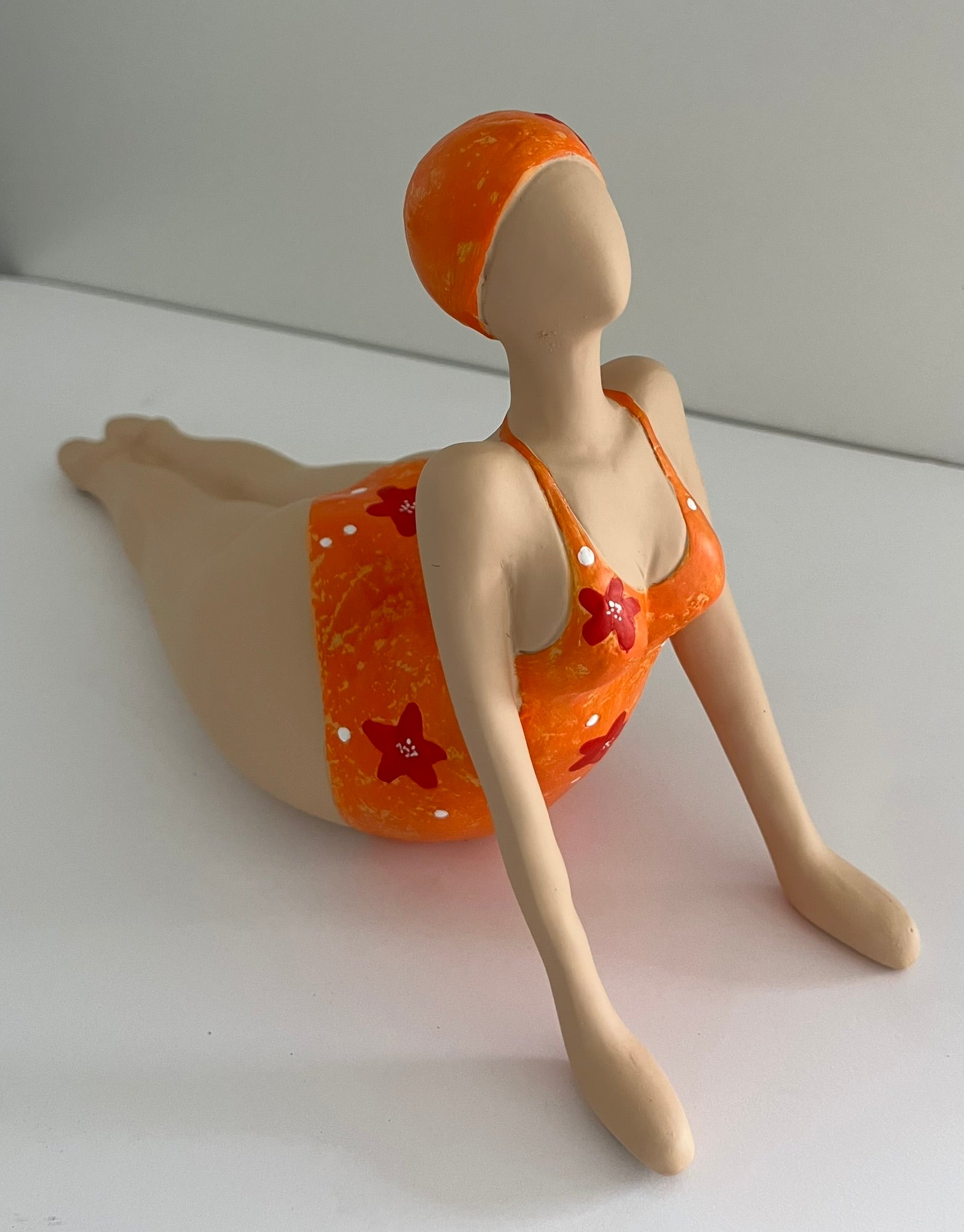 Figur mit Badeanzug in Pink oder Orange