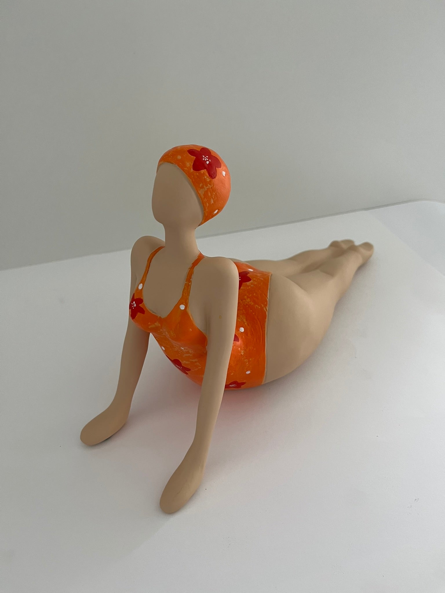 Figur mit Badeanzug in Pink oder Orange