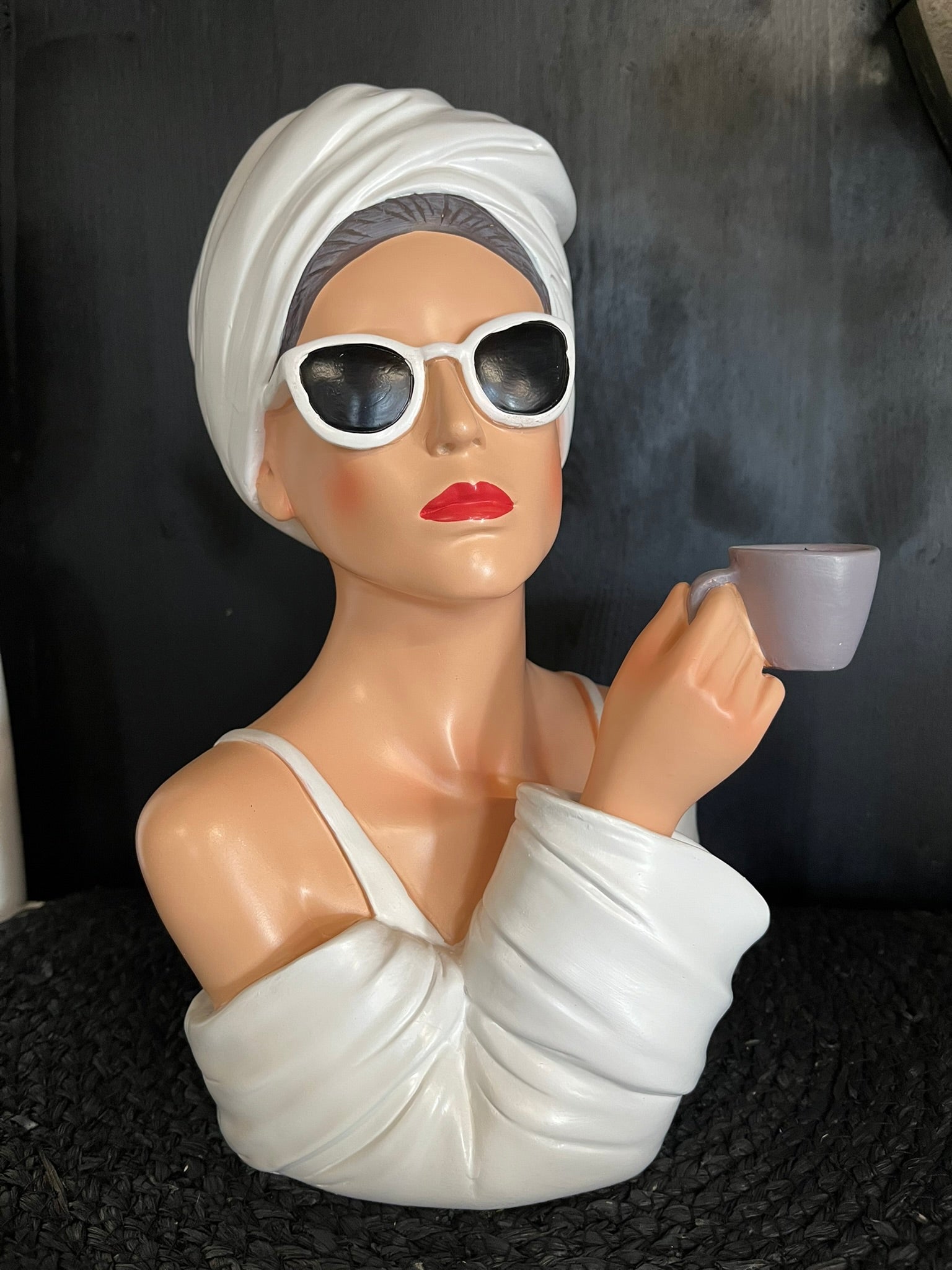 Damen Figur mit Kaffeebecher