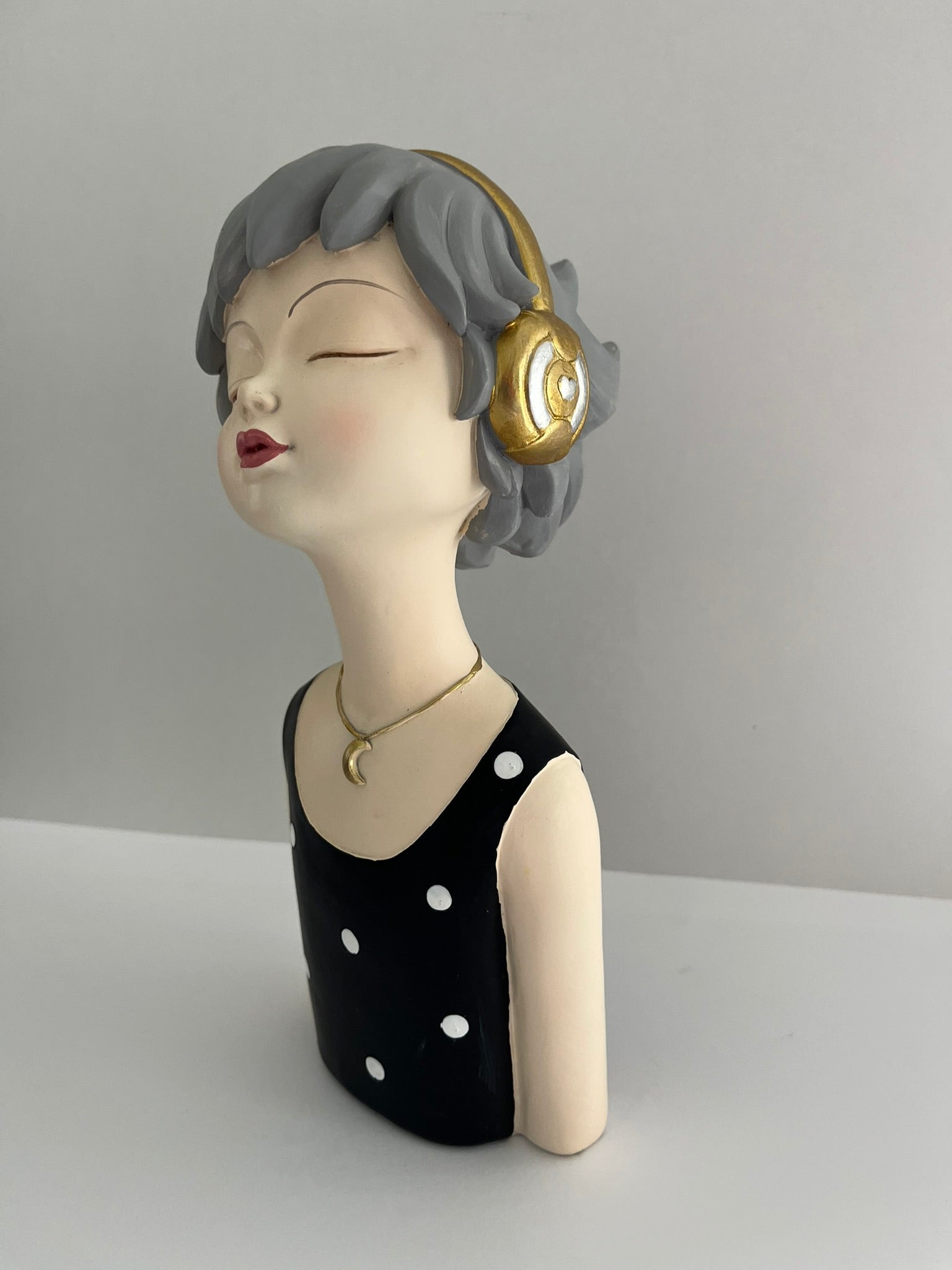 Dekofigur Frau mit Hut oder Kopfhörer