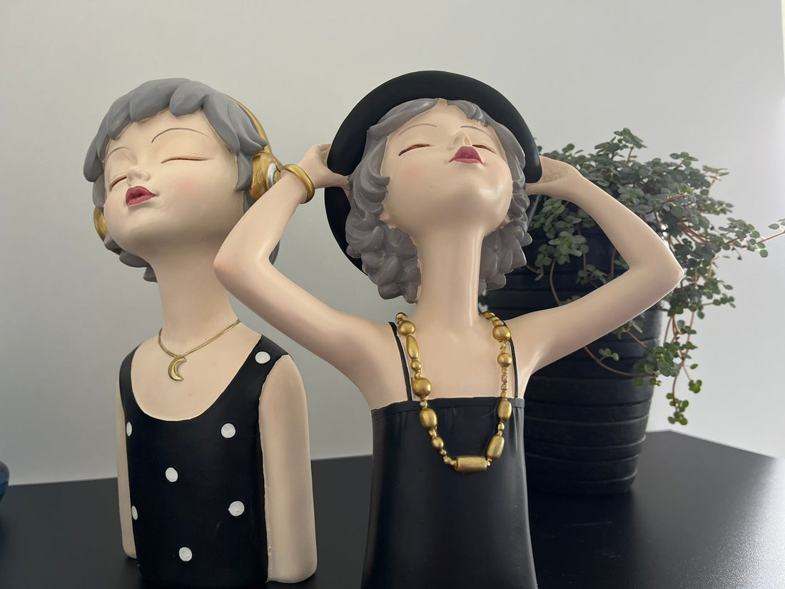 Dekofigur Frau mit Hut oder Kopfhörer