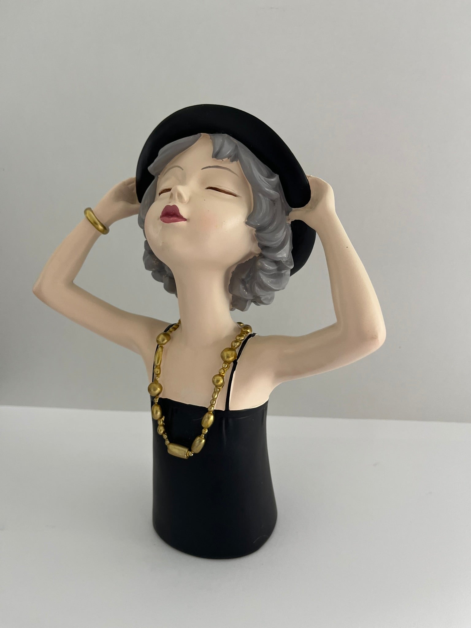 Dekofigur Frau mit Hut oder Kopfhörer