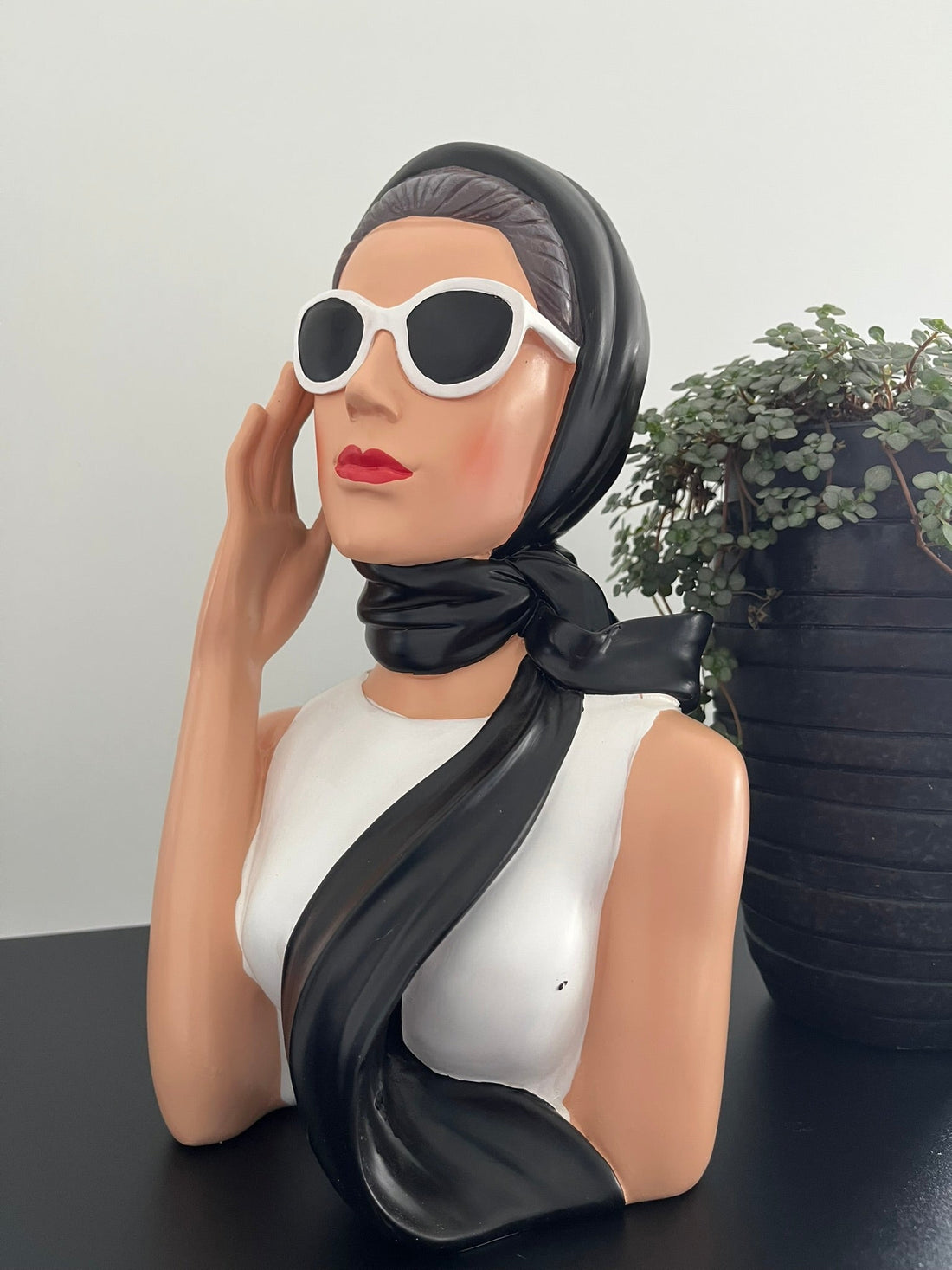 Deko-Figur mit Sonnenbrille