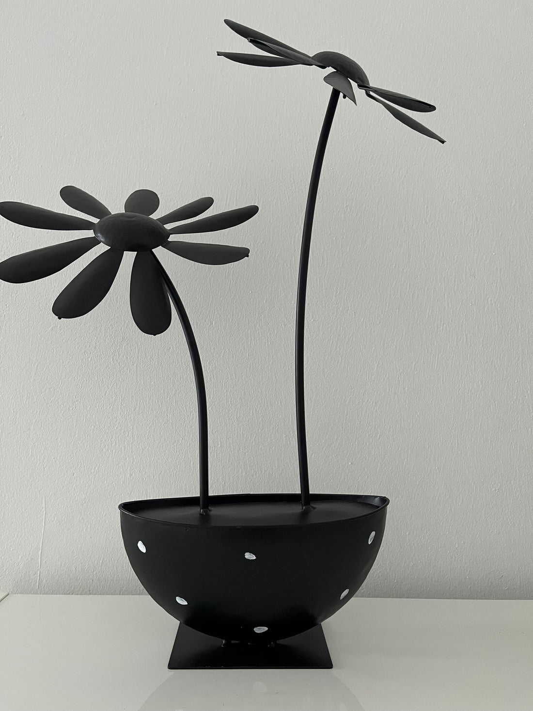 schwarze Metallblume mit weiße Tupfen