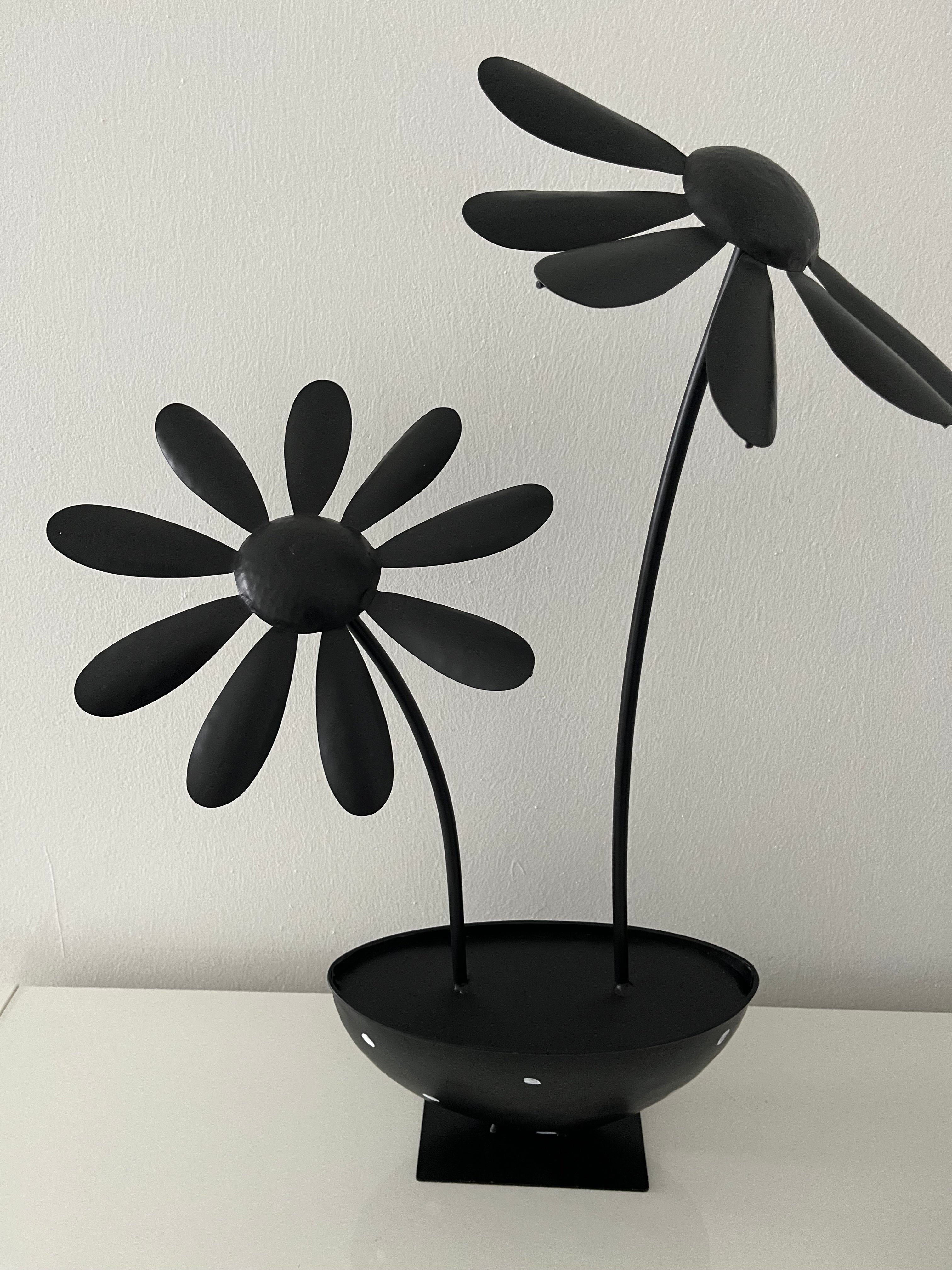 schwarze Metallblume mit weiße Tupfen