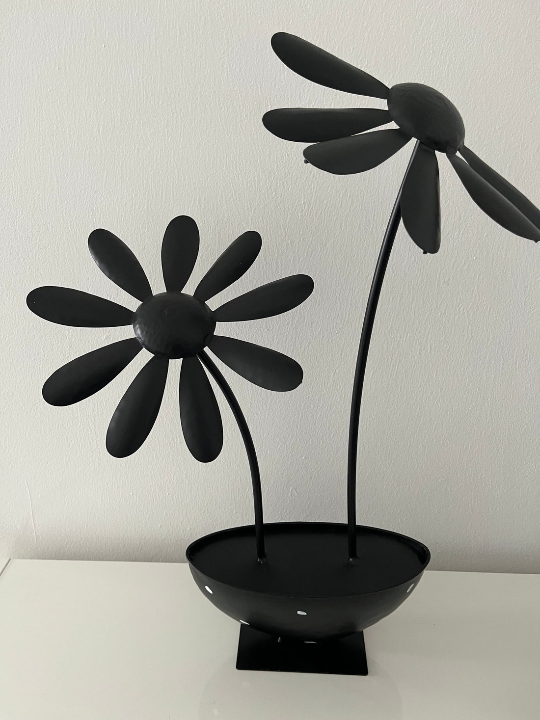 schwarze Metallblume mit weiße Tupfen