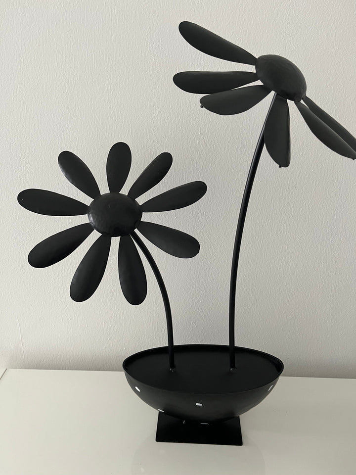 schwarze Metallblume mit weiße Tupfen