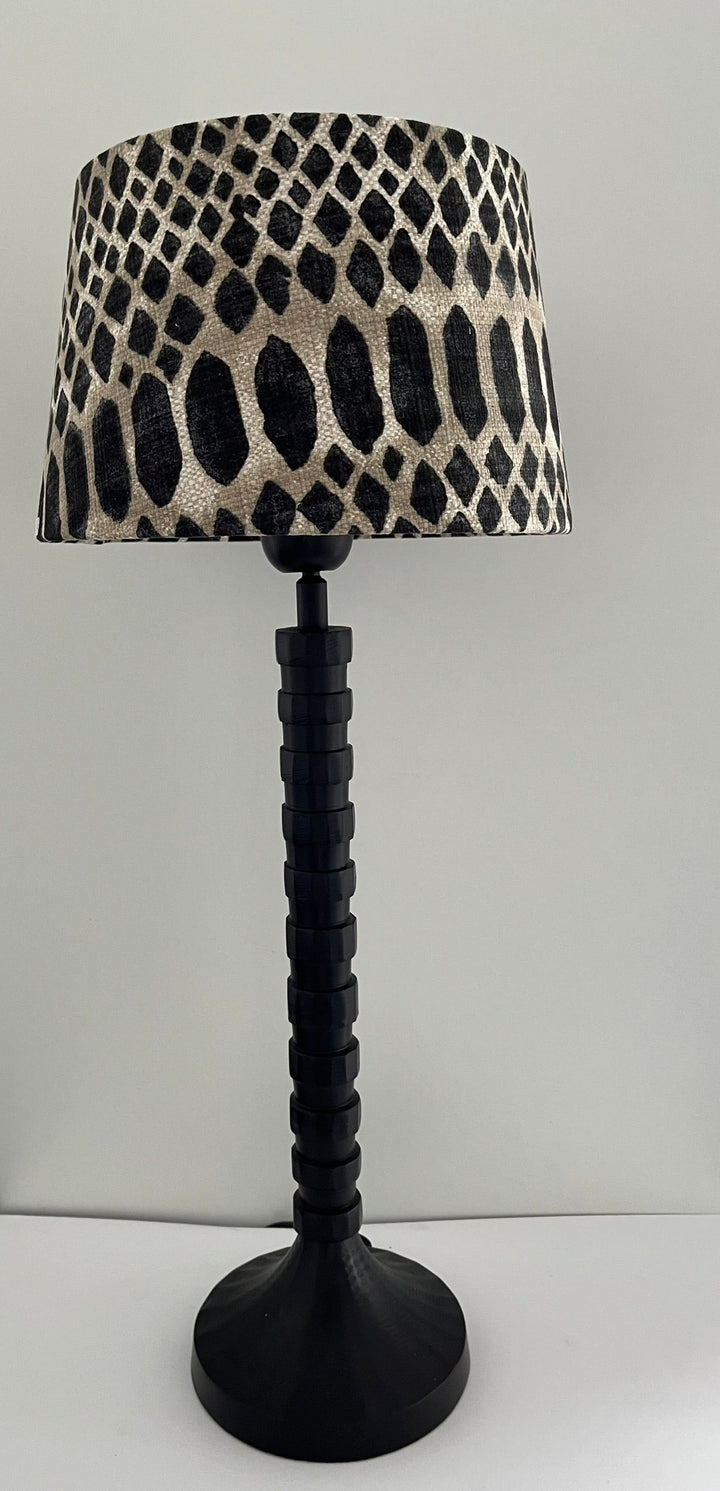 Stehlampe im Leo-Look