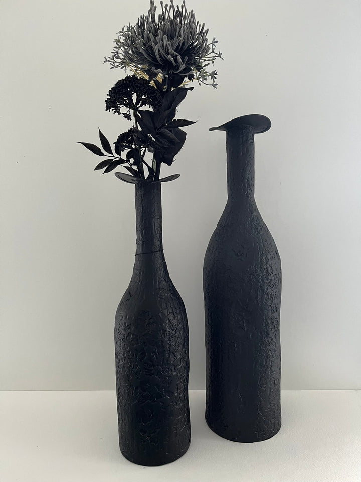 Schwarze Metall Vasen mit Struktur