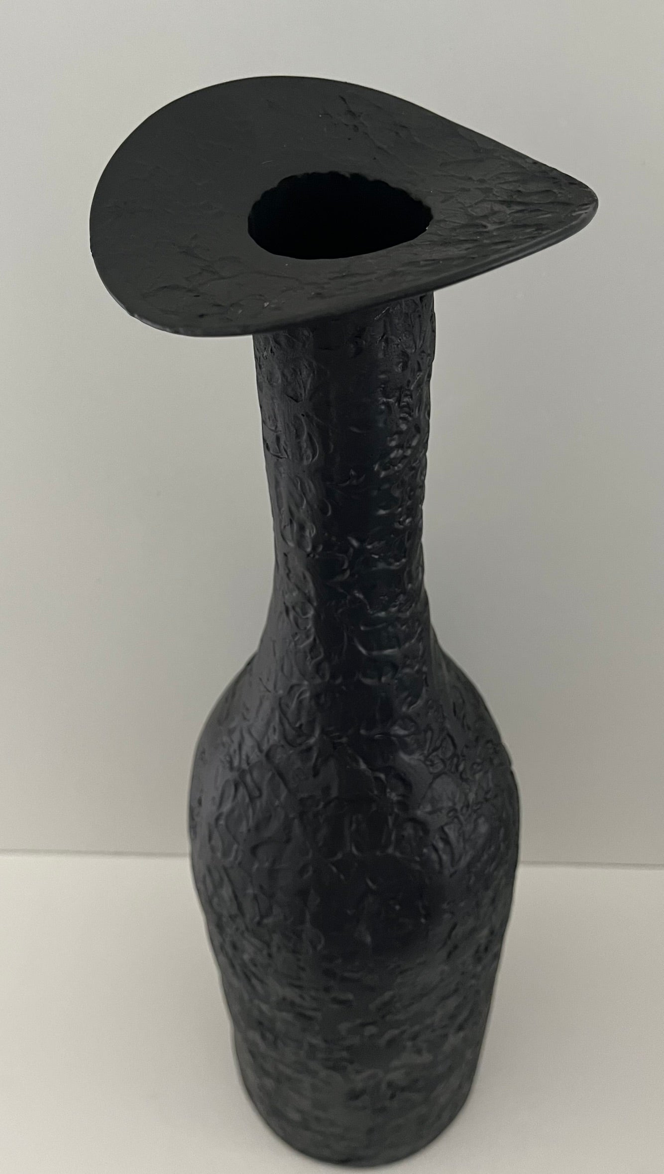 Schwarze Metall Vasen mit Struktur