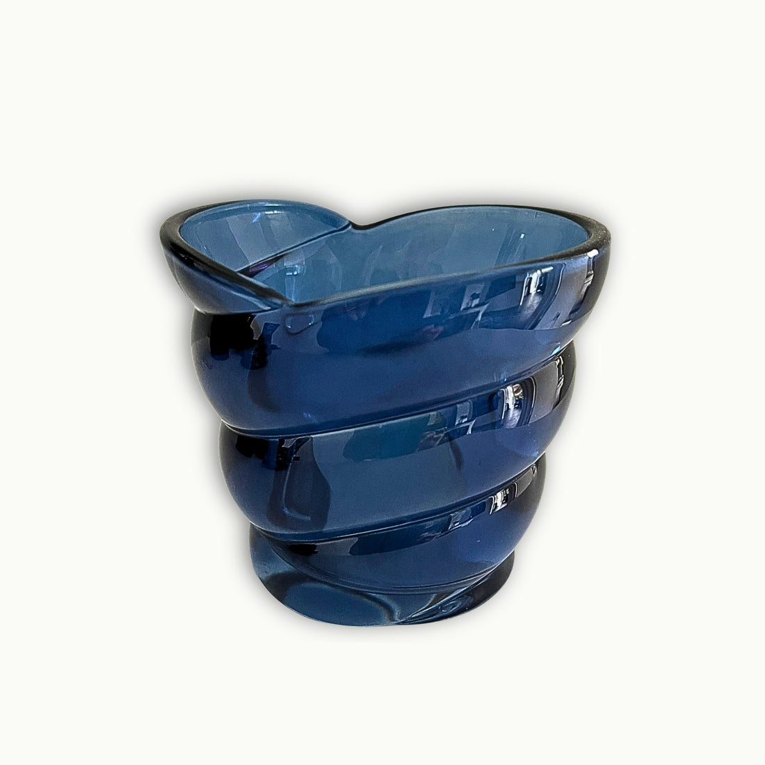 Modernes Windlicht aus glas in blau und klein