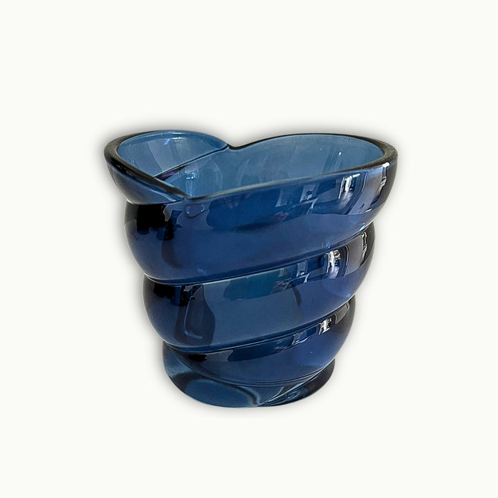 Modernes Windlicht aus glas in blau und klein