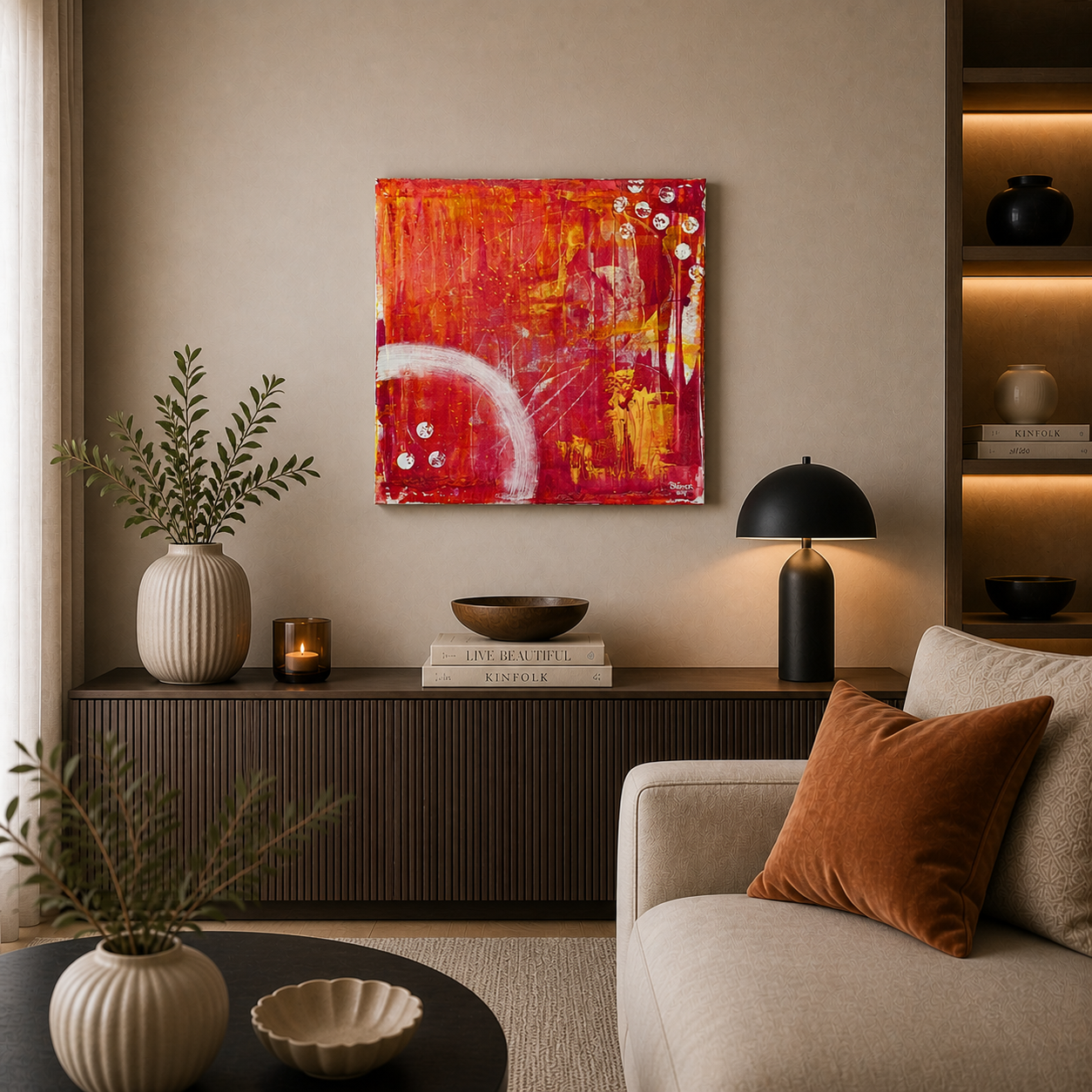 Handgemaltes abstraktes Acrylbild in kräftigen Rot-, Orange- und Gelbtönen (50x50 cm) über einer modernen Holzkommode mit stilvoller Dekoration und warmer Beleuchtung in einem eleganten Wohnzimmer