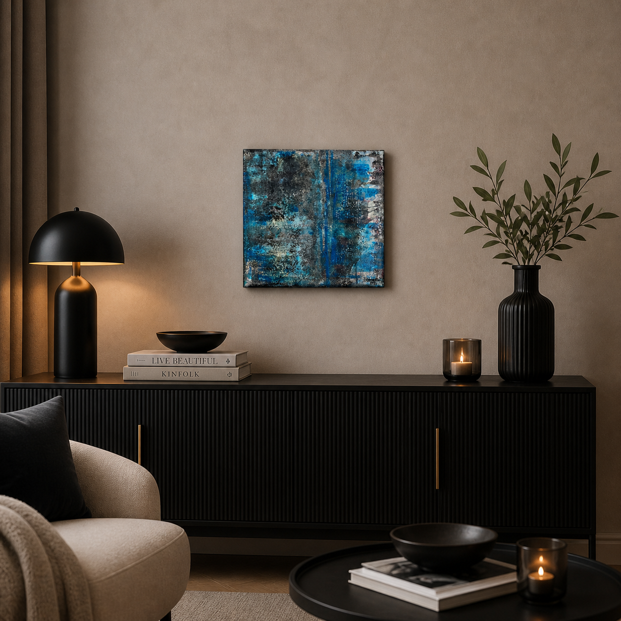 Kleines abstraktes Acrylbild (40x40 cm) in Blau und Schwarz mittig über einer modernen Kommode in einem stilvoll eingerichteten Wohnzimmer mit warmer Beleuchtung und minimalistischer Dekoration.