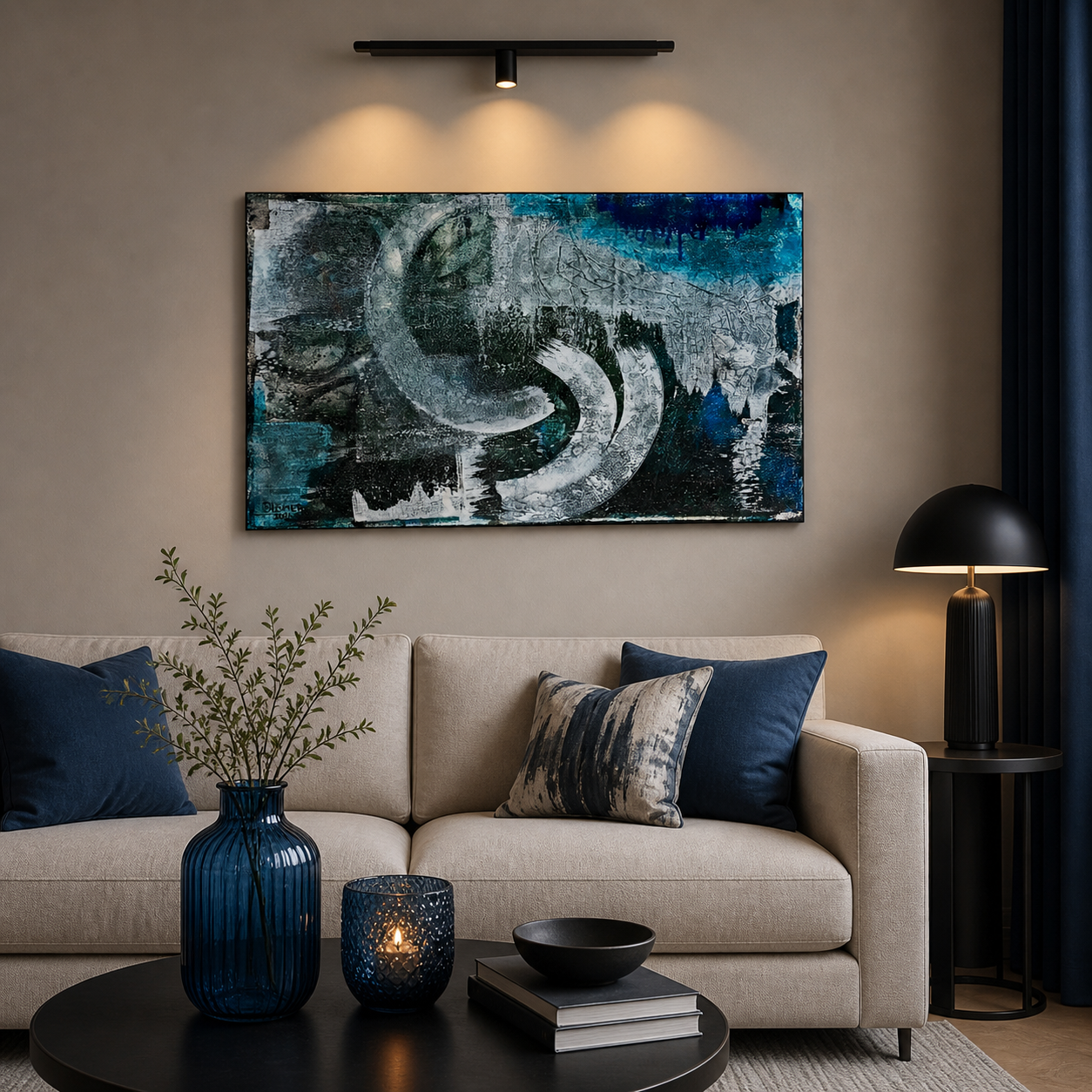 Abstraktes Acrylbild in Blau, Schwarz und Weiß (40x60 cm) über einem Sofa in einem modern eingerichteten Wohnzimmer mit stilvollen blauen Dekoelementen wie Vase und Kissen sowie warmer Beleuchtung.