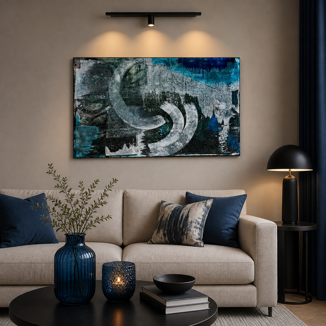 Abstraktes Acrylbild in Blau, Schwarz und Weiß (40x60 cm) über einem Sofa in einem modern eingerichteten Wohnzimmer mit stilvollen blauen Dekoelementen wie Vase und Kissen sowie warmer Beleuchtung.