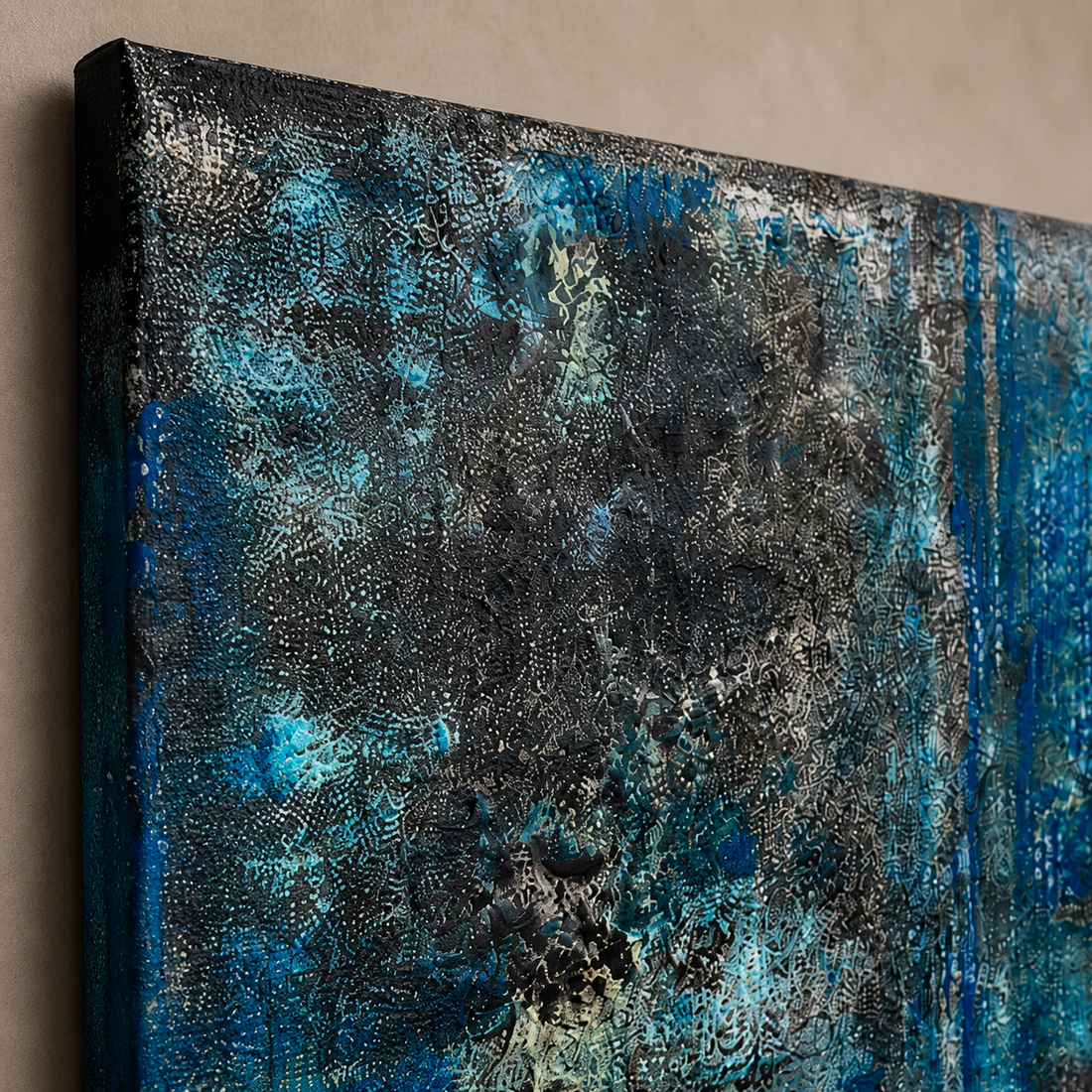 Schräg aufgenommene Nahaufnahme (von oben links) eines abstrakten Acrylbildes in Blau, Schwarz und Türkis mit sichtbarer Struktur, Relief-Effekten und detaillierten Farbverläufen.
