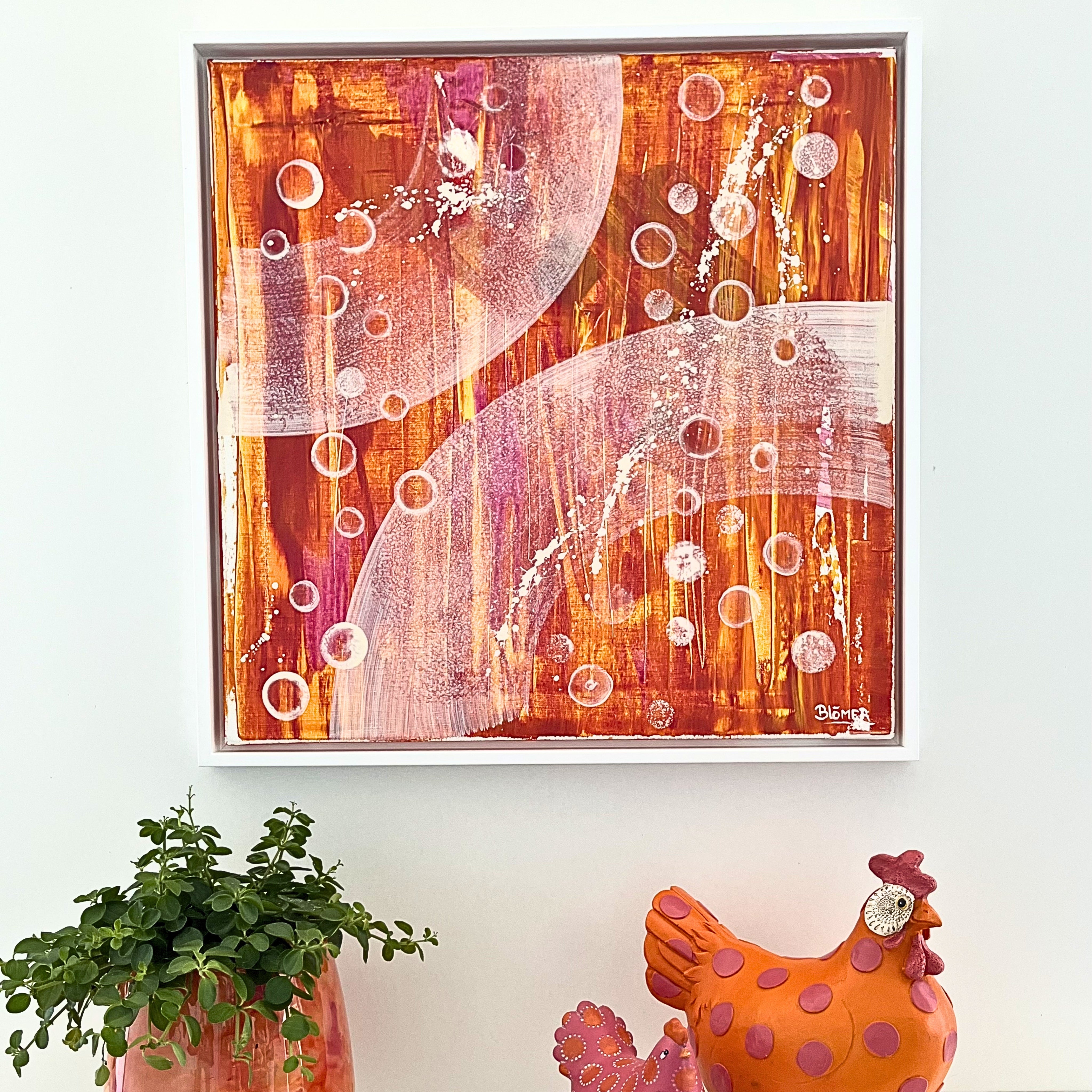Ein Acrylbild in orange/Geld mit punkten und darunter eine Vase und Hühner als Dekoration in orange
