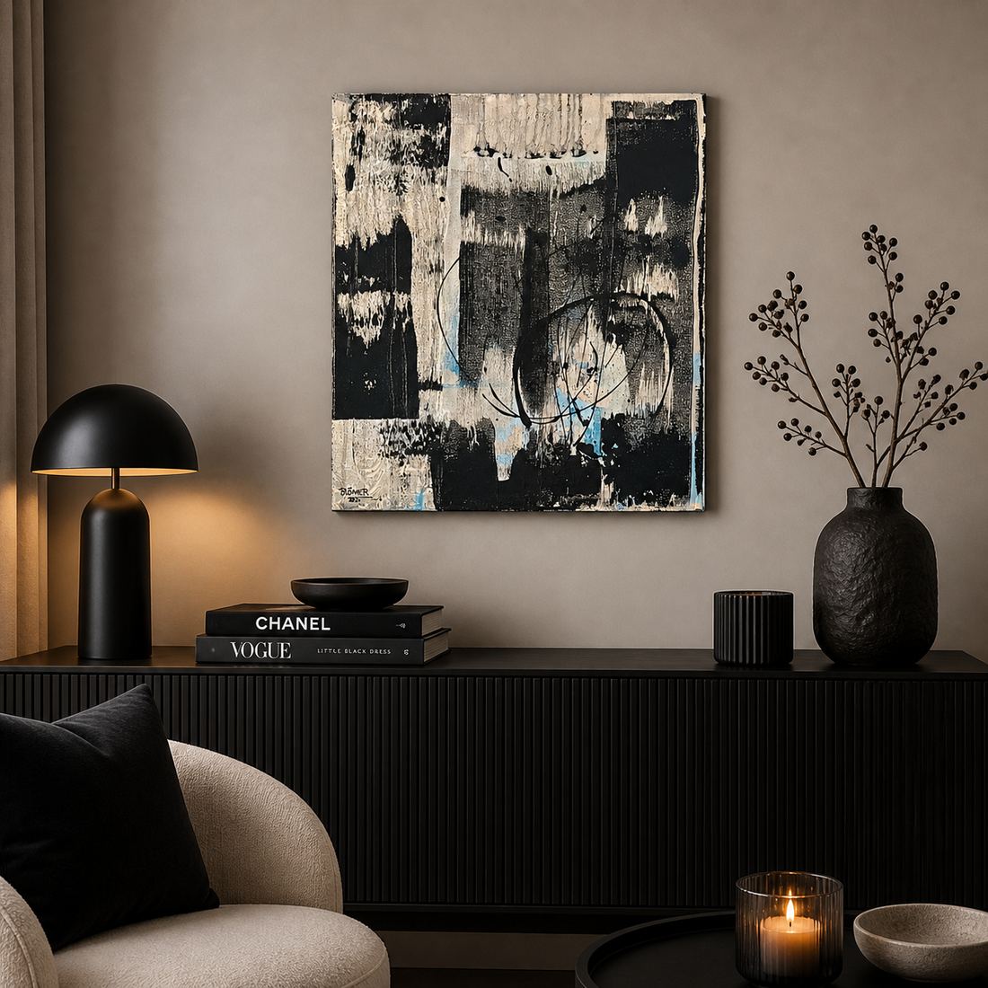 Abstraktes Acrylbild in Schwarz, Weiß und dezenten Blautönen (50x60 cm) über einer modernen Kommode in einem stilvoll eingerichteten Wohnzimmer mit schwarzer Dekoration, Vase, Lampe und warmem Licht.