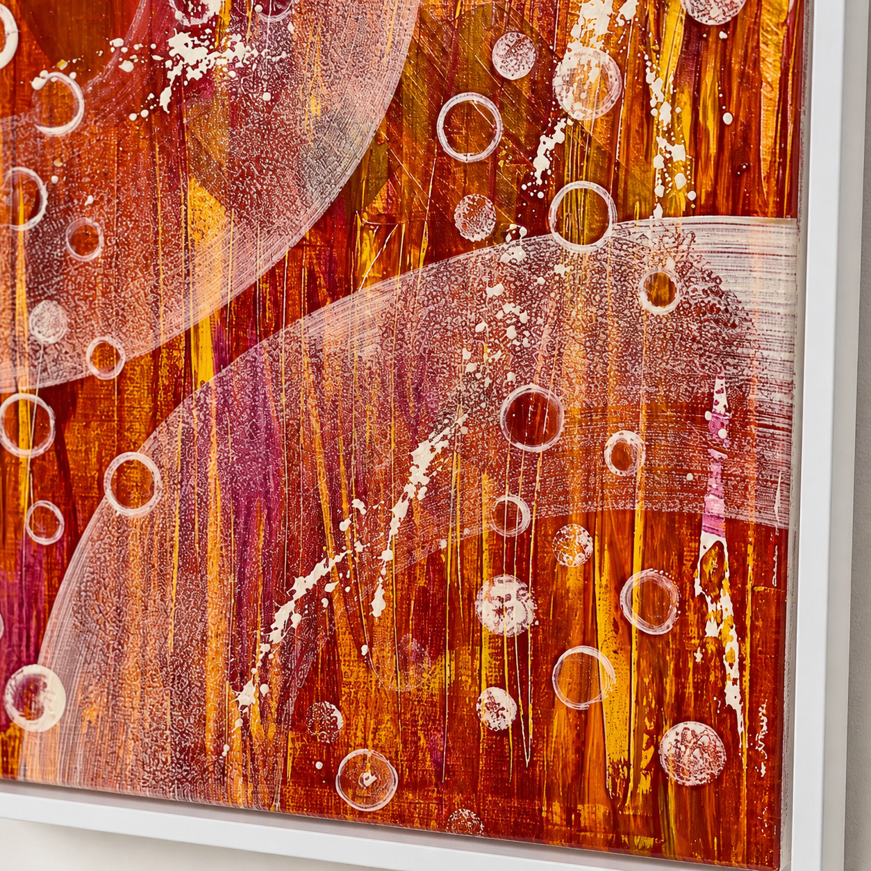 Detailaufnahme eines handgemalten Acrylbildes in Orange und Rot mit strukturierter Oberfläche, goldenen Akzenten und abstrakten Kreisen – moderne hochwertige Wandkunst
