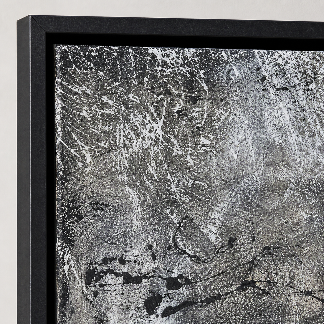Detailaufnahme eines handgemalten Acrylbildes in Schwarz-Weiß mit strukturierter Oberfläche und Schattenfugenrahmen – hochwertige moderne Wandkunst mit sichtbarer Materialstruktur