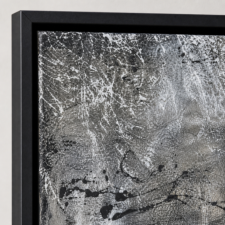 Detailaufnahme eines handgemalten Acrylbildes in Schwarz-Weiß mit strukturierter Oberfläche und Schattenfugenrahmen – hochwertige moderne Wandkunst mit sichtbarer Materialstruktur