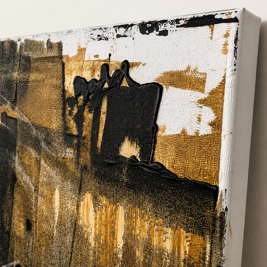 Detailaufnahme der oberen rechten Ecke eines handgemalten Acrylbildes von Atelier B mit strukturierter Oberfläche in Schwarz, Gold und Weiß. Sichtbare Spachteltechnik, glänzende Farbschichten und hochwertige Materialstruktur aus 45-Grad-Perspektive.