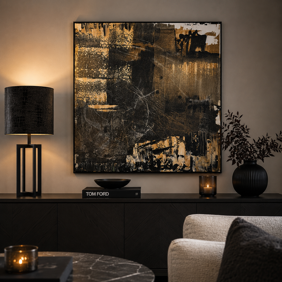 Handgemaltes Acrylbild von Atelier B in Schwarz, Gold und Creme über einem modernen Sideboard mit abgestimmter Dekoration. Stilvolle Interior-Fotografie in einem elegant eingerichteten Wohnzimmer mit warmem Licht und hochwertigen Wohnaccessoires.