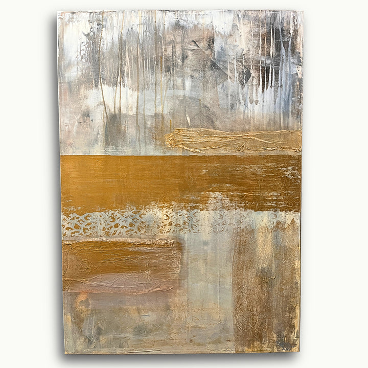 Handgemaltes Acrylbild von Atelier B in Gold, Beige und Grau mit moderner Strukturtechnik und abstrakter Gestaltung im Format 70x100 cm.