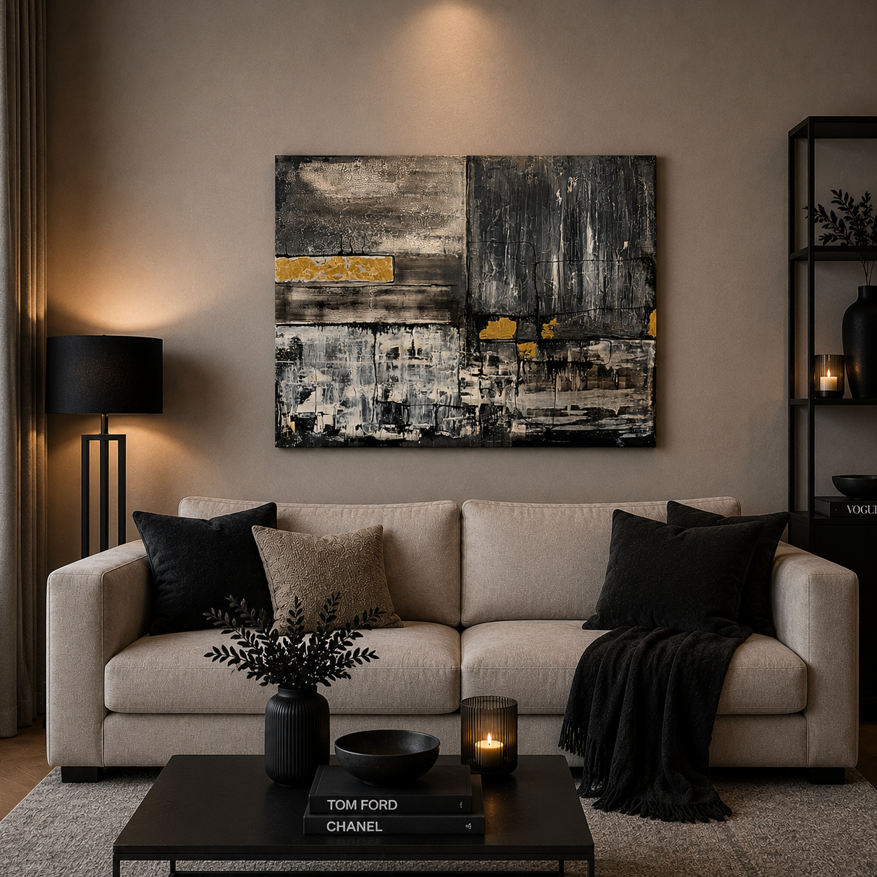 Handgemaltes Acrylbild „Goldene Kontraste“ von Atelier B im Format 90x120 cm über einem hellen Sofa in einem modern eingerichteten Wohnzimmer. Die abstrakte Komposition in Schwarz, Grau, Weiß und Gold wird durch stilvolle Wohnaccessoires, warme Beleuchtung und moderne Interior-Dekoration harmonisch ergänzt.