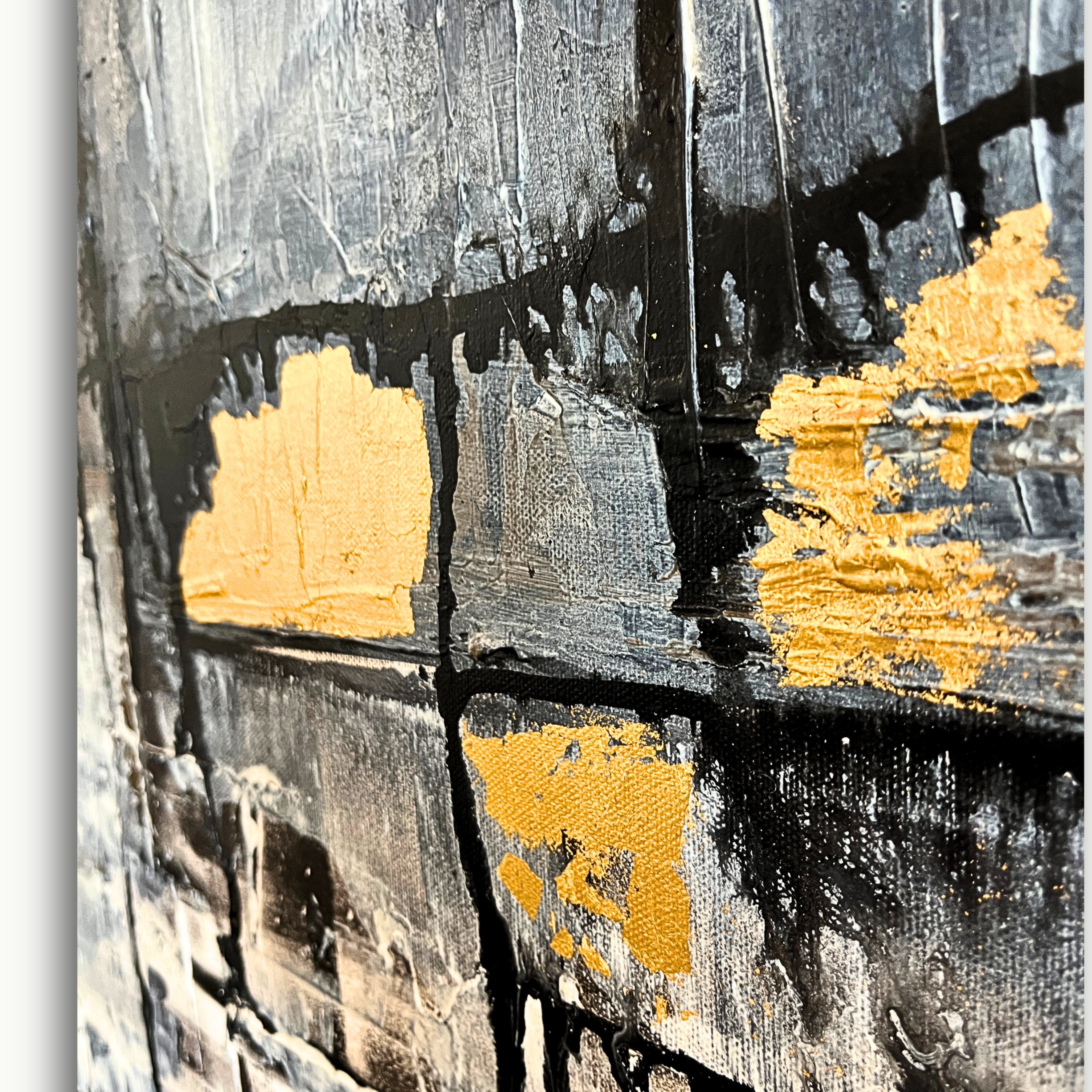 Detailaufnahme der Strukturtechnik eines handgemalten Acrylbildes von Atelier B mit goldenen Spachtelakzenten auf schwarzem und grauem Hintergrund.