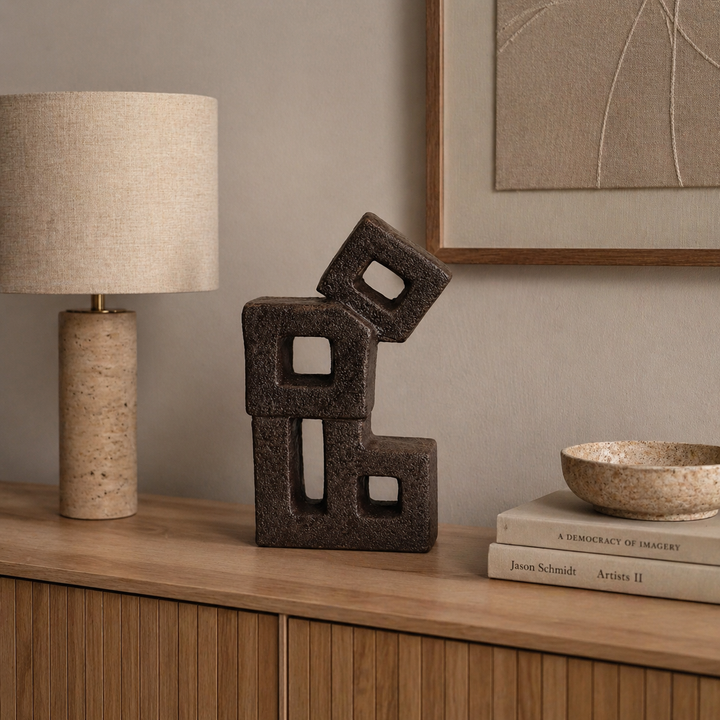 Moderne Dekofigur in Würfelform auf Sideboard mit Lampe und Wohnaccessoires im minimalistischen Stil