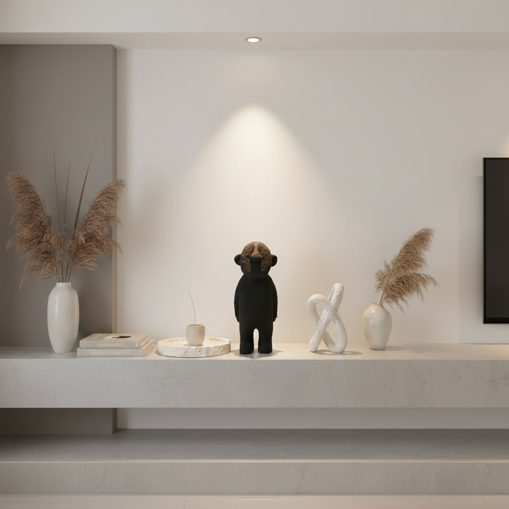 Moderne schwarze Dekofigur im minimalistischen Design als stilvolle Wohnraumdekoration Umgebung von moderner Dekoration