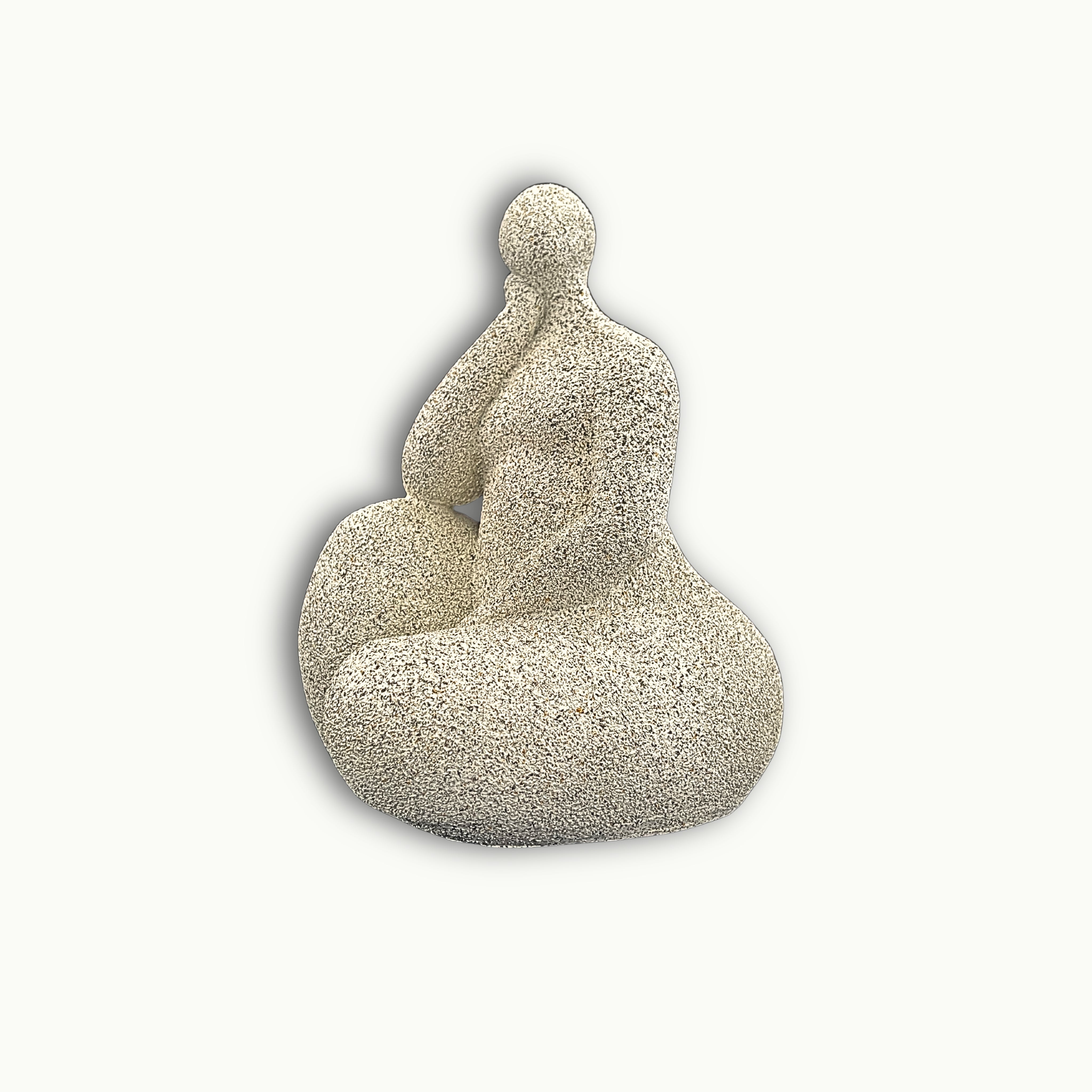 Moderne Dekofigur sitzend in nachdenklicher Pose aus Keramik in heller Steinoptik