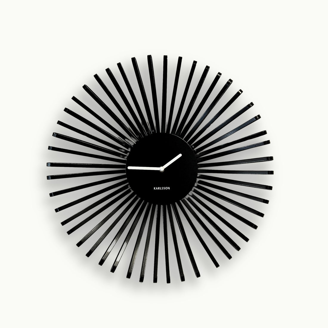 Moderne schwarze Metall-Wanduhr von Atelier B mit dekorativer Sunburst-Struktur und weißen Zeigern, Durchmesser 48 cm.