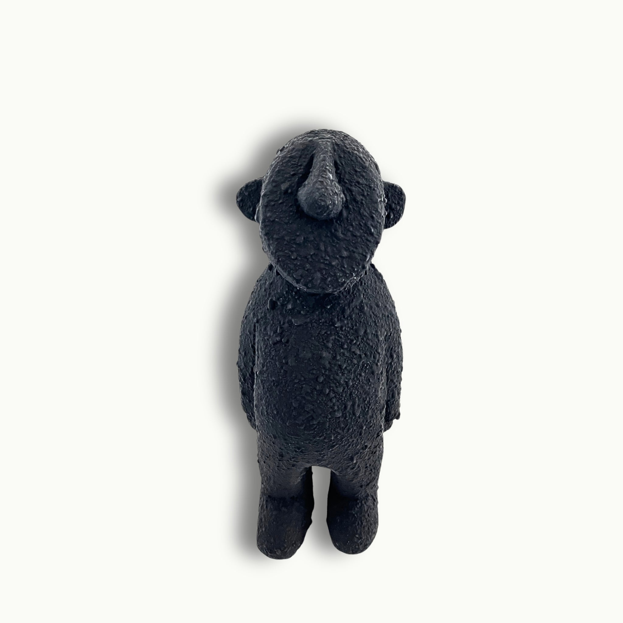Moderne schwarze Dekofigur im minimalistischen Design als stilvolle Wohnraumdekoration