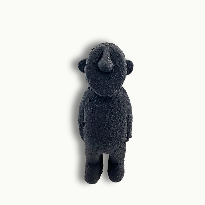 Moderne schwarze Dekofigur im minimalistischen Design als stilvolle Wohnraumdekoration