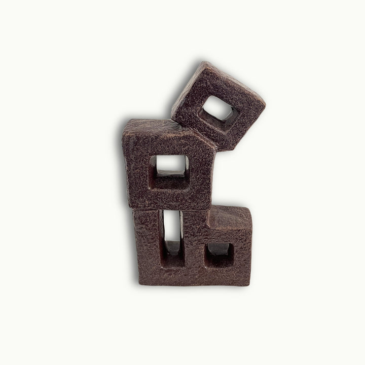 Abstrakte Deko Skulptur in Würfelform mit geometrischem Design als moderne Wohnraumdekoration