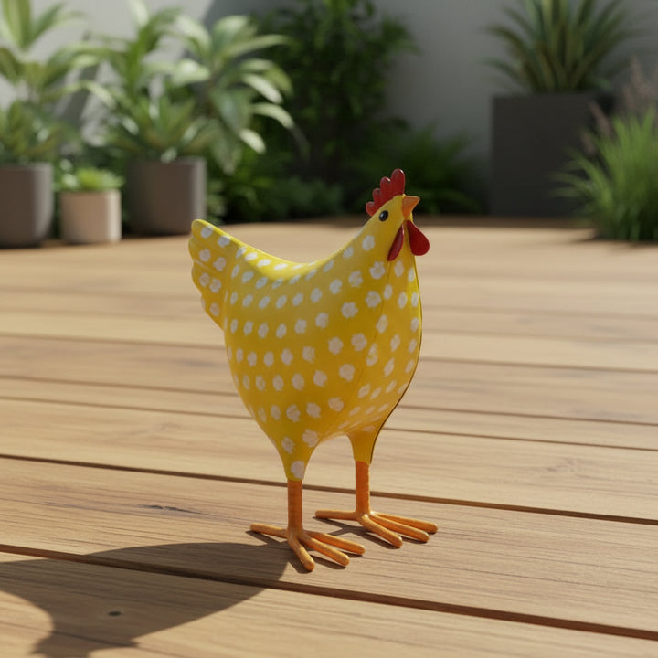 ein gelbes Dekofigur Huhn in einer Holzterrasse dekoriert als fröhliche Frühlingsdekoration