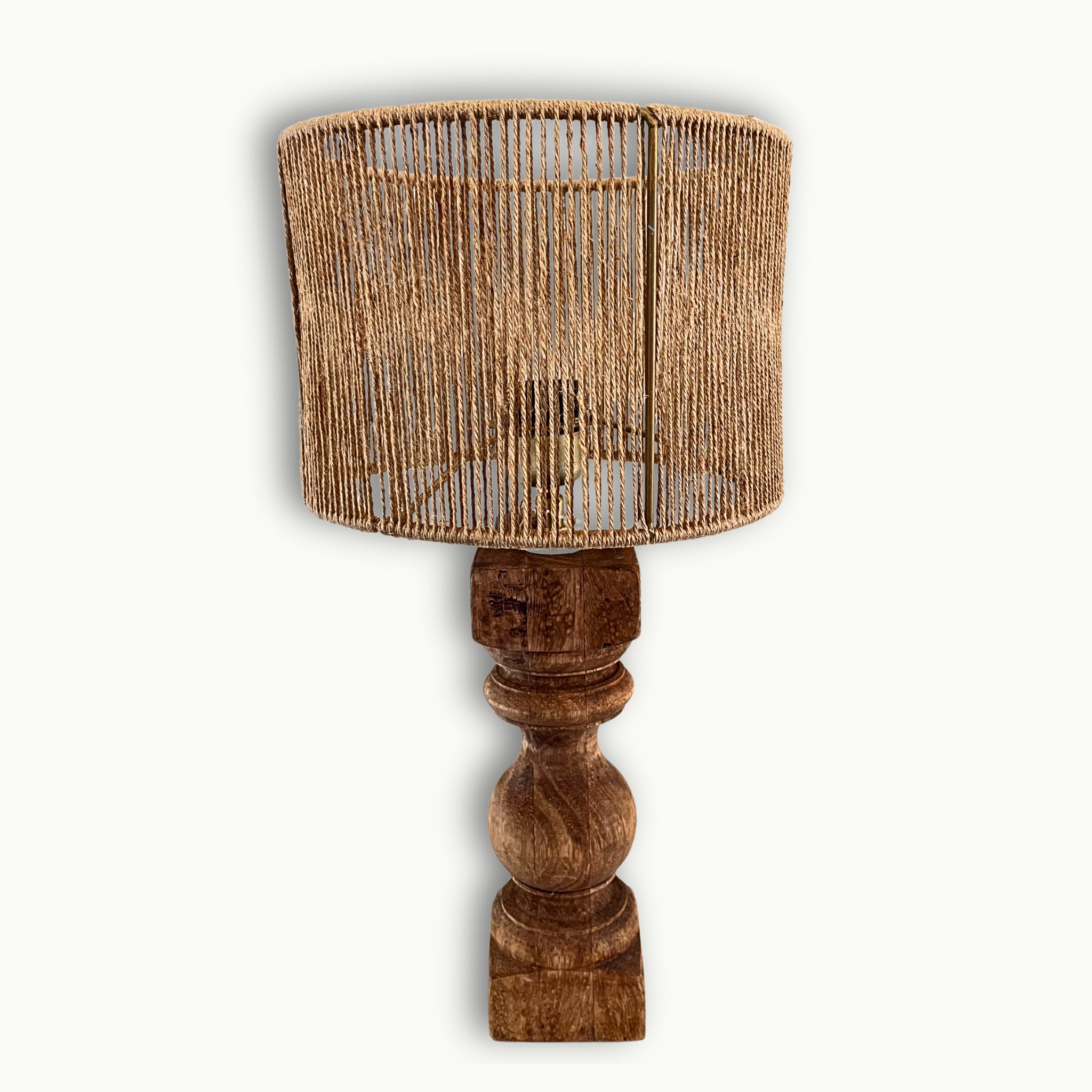 Moderne Tischlampe aus Holz mit geflochtenem Lampenschirm im natürlichen Boho-Stil