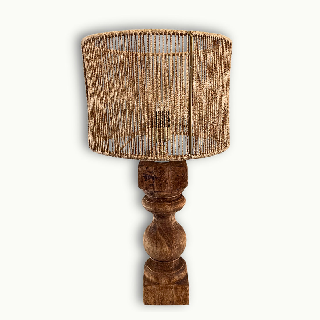 Moderne Tischlampe aus Holz mit geflochtenem Lampenschirm im natürlichen Boho-Stil