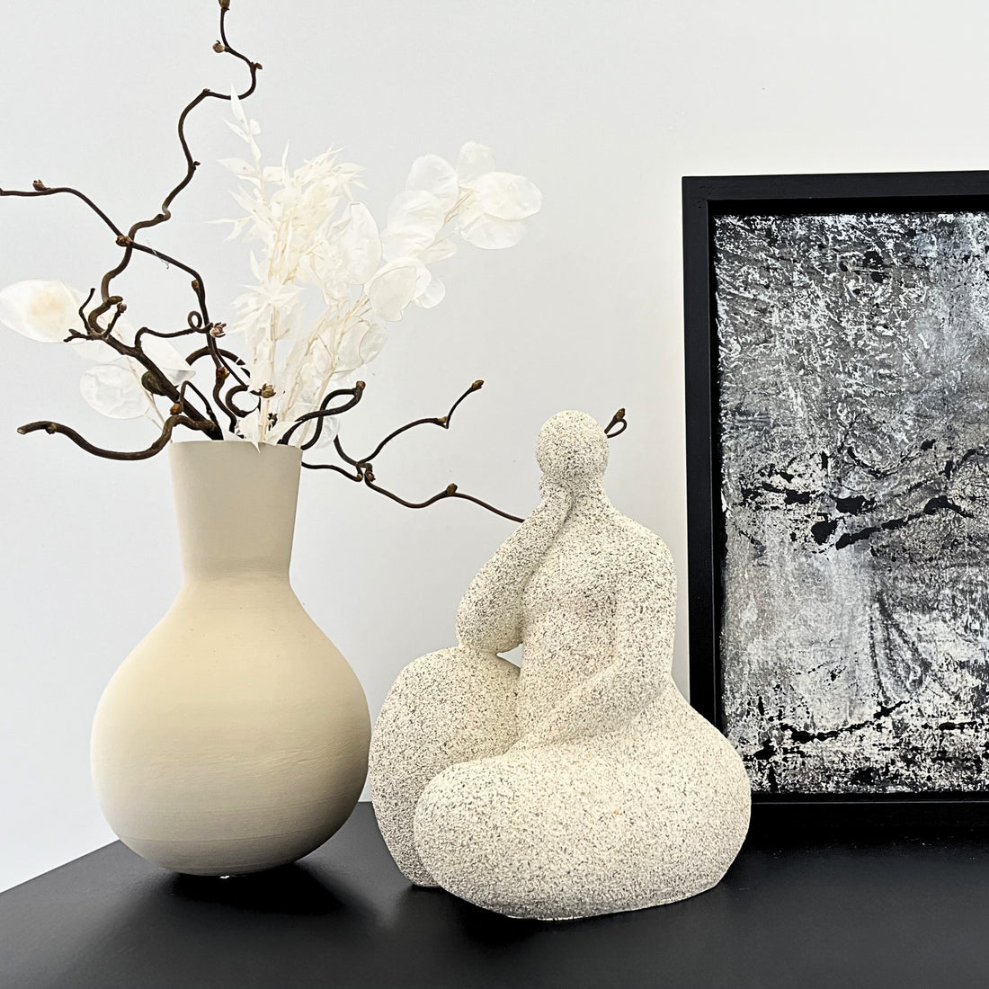 Moderne Metallvase in Sandfarbe mit strukturierter Oberfläche auf einer Kommode dekoriert mit Trockenblumen,  im stilvollen minimalistischen Wohnzimmer