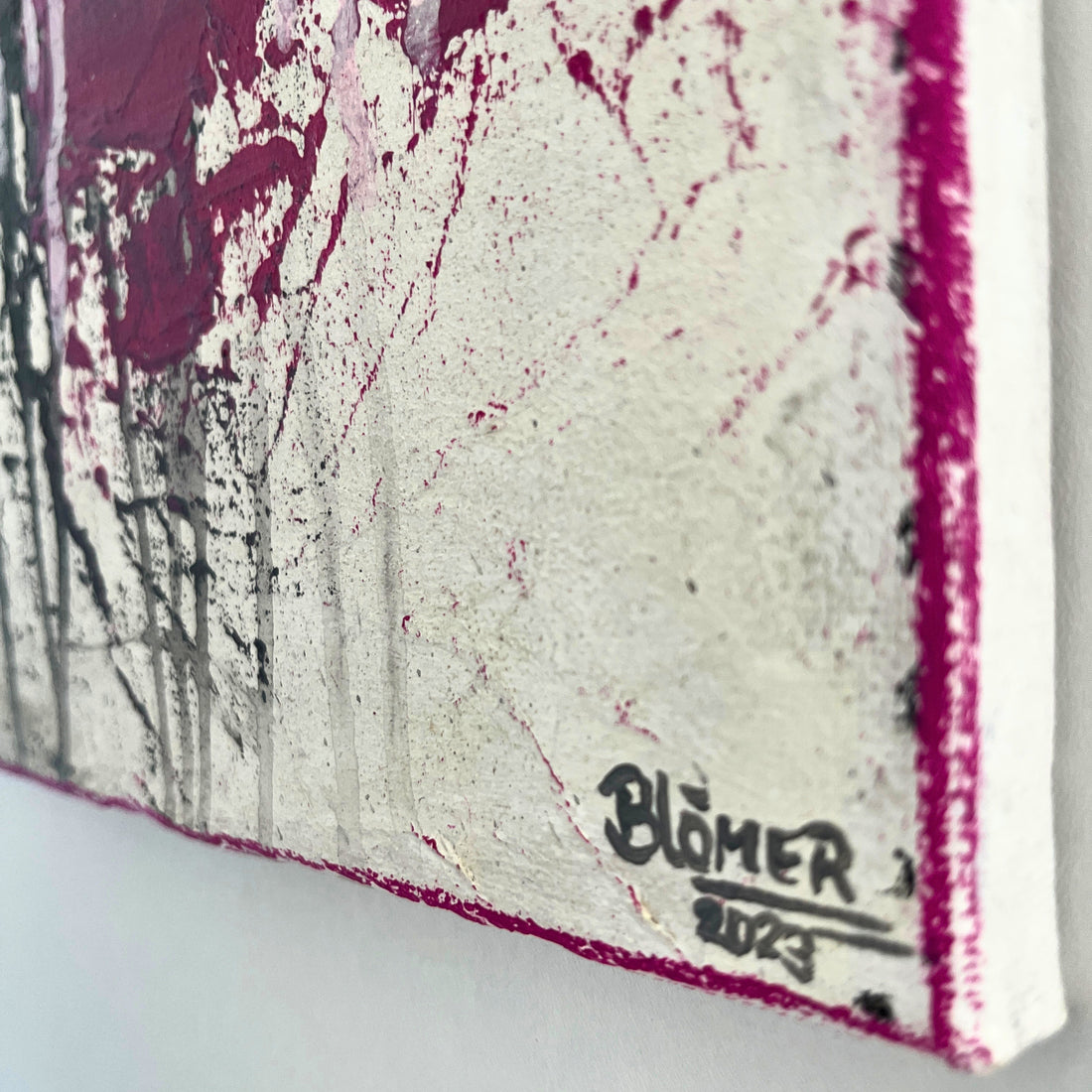 rechte ecke des acrylbildes in schwarz, weiß, pink und mit schwarzer Unterschrift der Künstlerin 