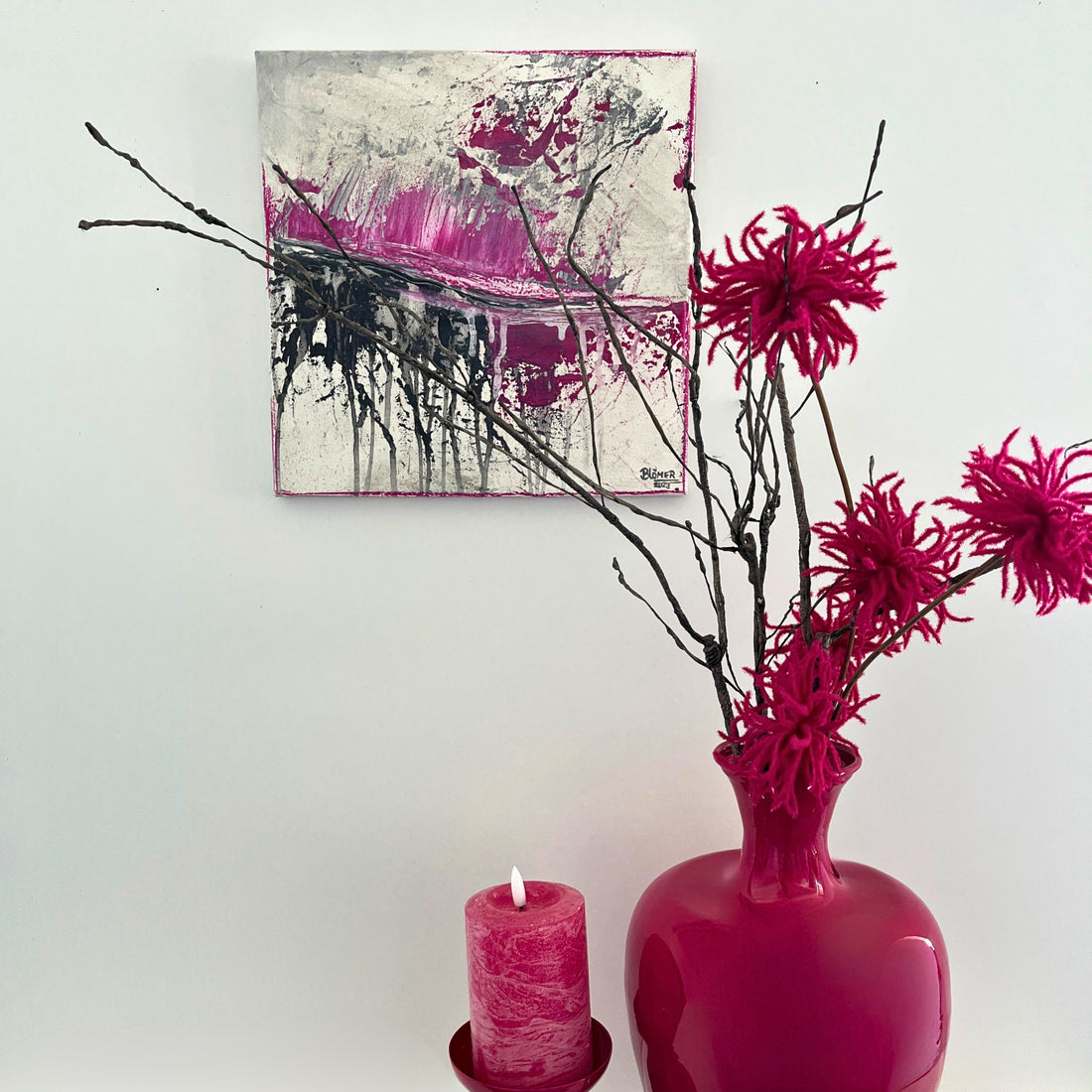Modernes abstraktes Acrylbild in weiß, pink und schwarz und eine farblich passende Vase und Kerze in pink 
