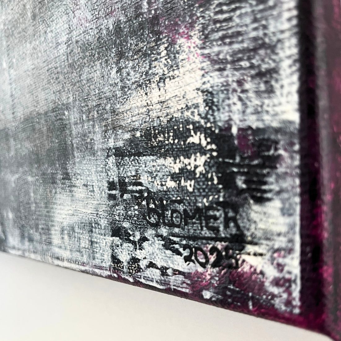 Acrylbild ganz nah mit der Unterschrift der Künstlerin in schwarz 
