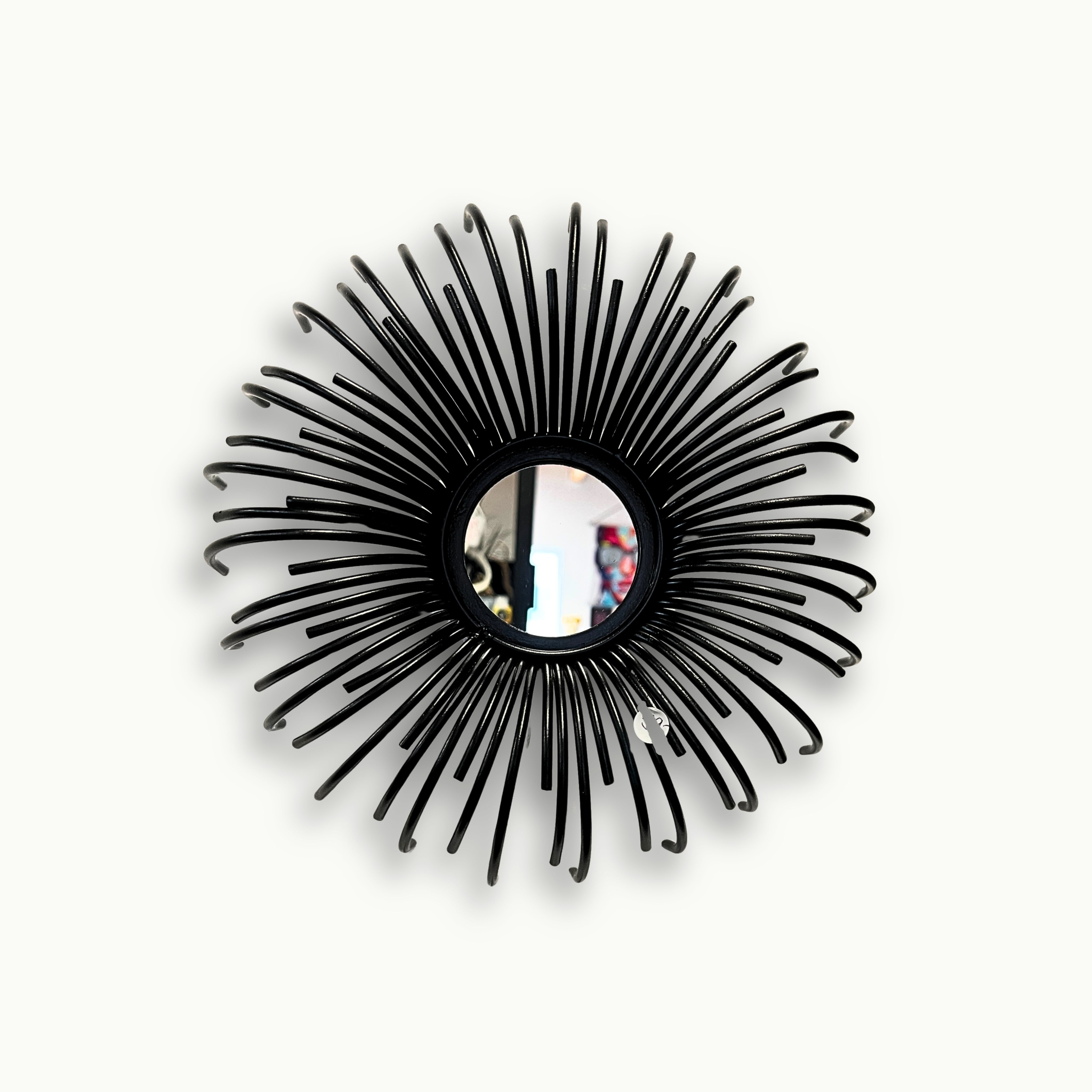 Schwarzer Wandspiegel im Sunburst-Design mit dekorativem Metallrahmen und Spiegelglas von Atelier B, Durchmesser 26 cm.